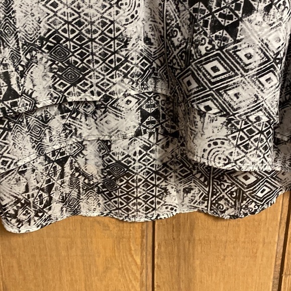 Chico’s long bell sleeve Aztec Boho print black and white top Chico’s 0 US S/4 - Picture 7 of 8